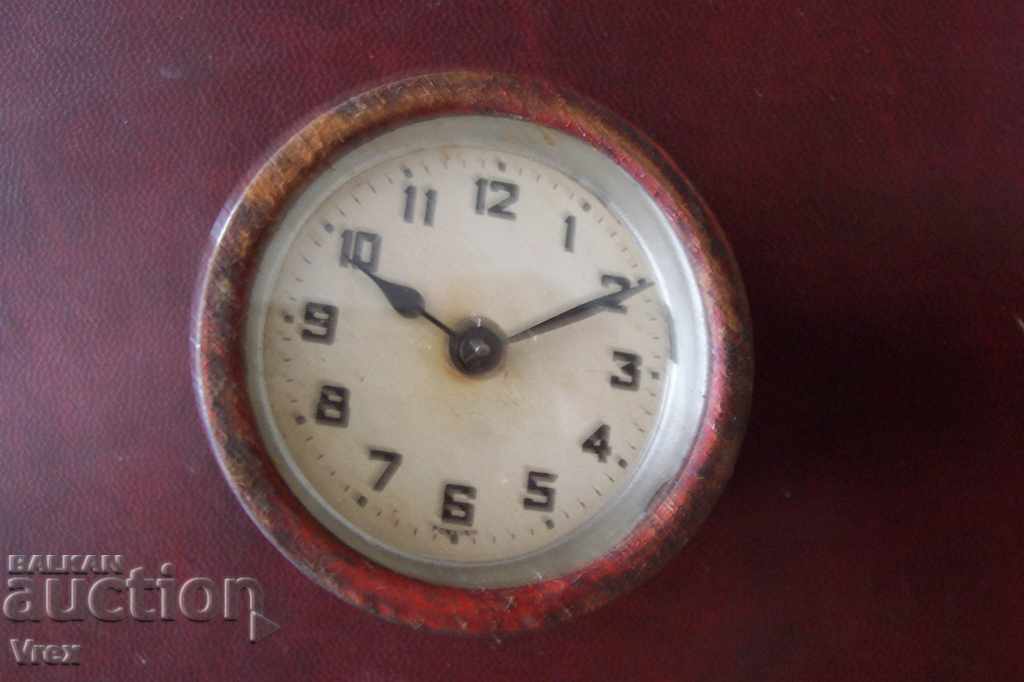 Ceas trofeu de tanc STRĂIN cu cutie cu preț 111.00 BGN | € 56.75 Ceas trofeu de tanc STRĂIN cu cutie cu preț 111.00 BGN | € 56.75