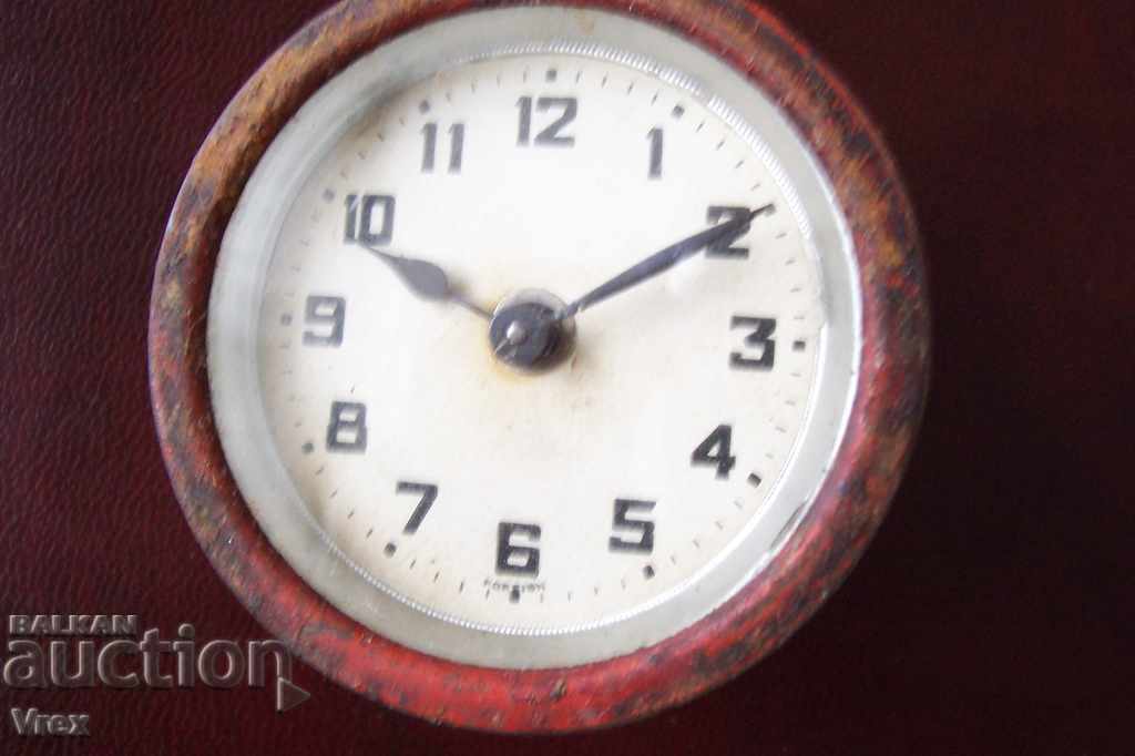 Ρολόι τρόπαιο από μια δεξαμενή FOREIGN με ένα κιβώτιο