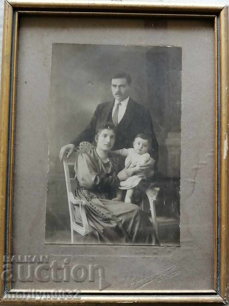 Portret cu plafonul bunicii, poza încadrată