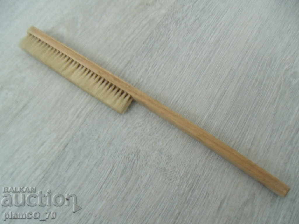 Auction No. * 4085 old wooden brush Auction No. * 4085 old wooden brush
