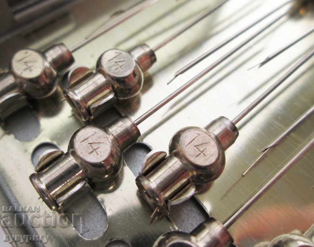 Delivery of Lot 5 old WWW German metal boxes with medical needles Delivery of Lot 5 old WWW German metal boxes with medical needles