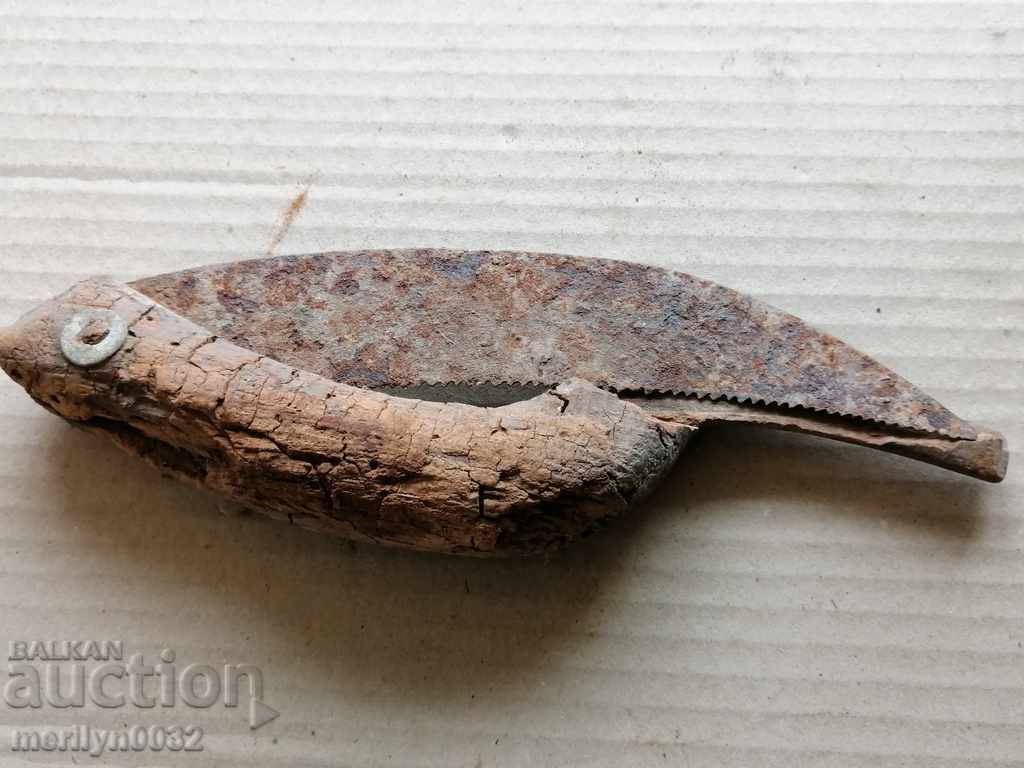 Delivery of An old vine knife saw Delivery of An old vine knife saw