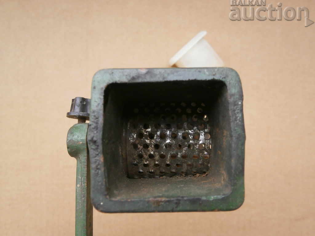 retro cast iron mill grinder for walnuts vintage - 5 retro cast iron mill grinder for walnuts vintage - 5