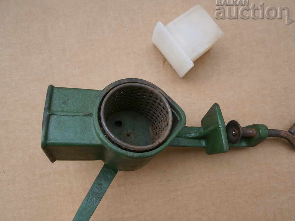 retro cast iron mill grinder for walnuts vintage - 6 retro cast iron mill grinder for walnuts vintage - 6