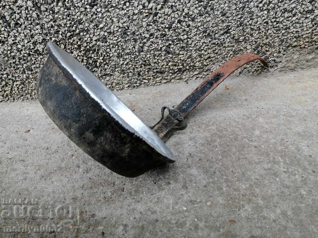 Auction  An old copper pan, a baker, a tray, a copper pot