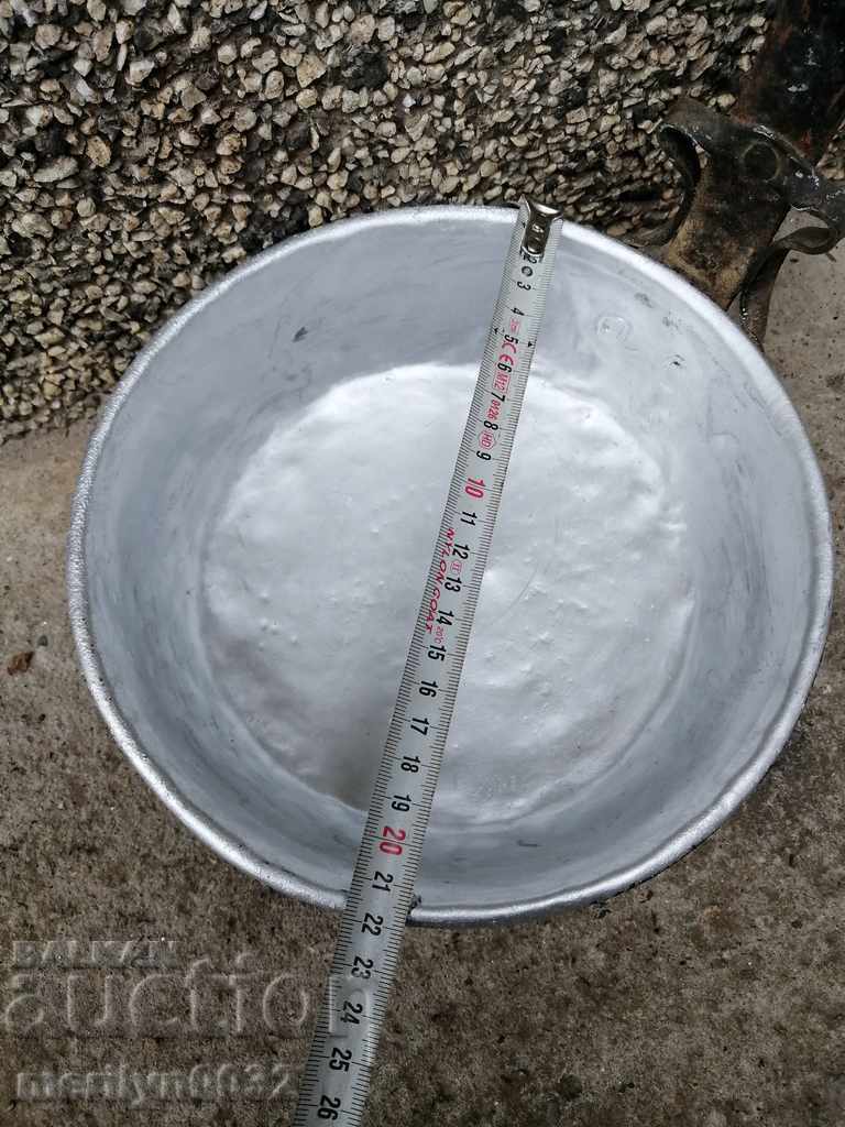 Delivery of An old copper pan, a baker, a tray, a copper pot