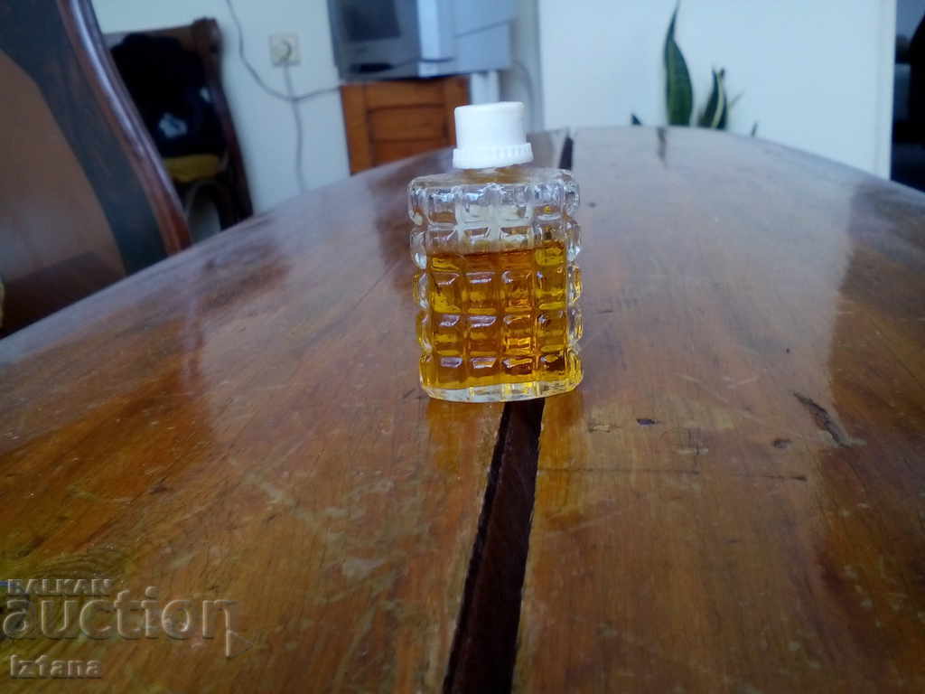 Παλιό άρωμα, άρωμα 8 Μαρτίου με τιμή 30.00 BGN | € 15.34 Παλιό άρωμα, άρωμα 8 Μαρτίου με τιμή 30.00 BGN | € 15.34