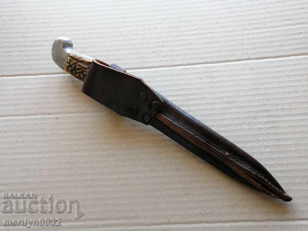 Delivery of An old hunting knife with a dagger dagger, a blade Delivery of An old hunting knife with a dagger dagger, a blade
