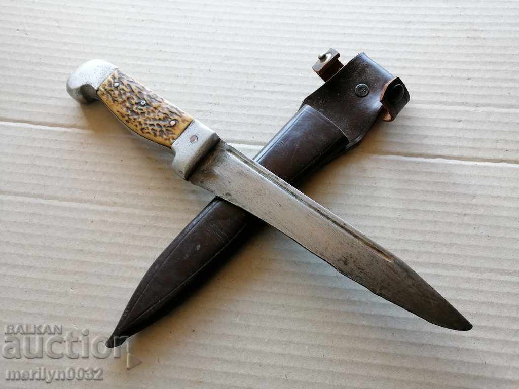 Un cuțit de vânătoare vechi cu un pumnal de pumnal, o lamă
