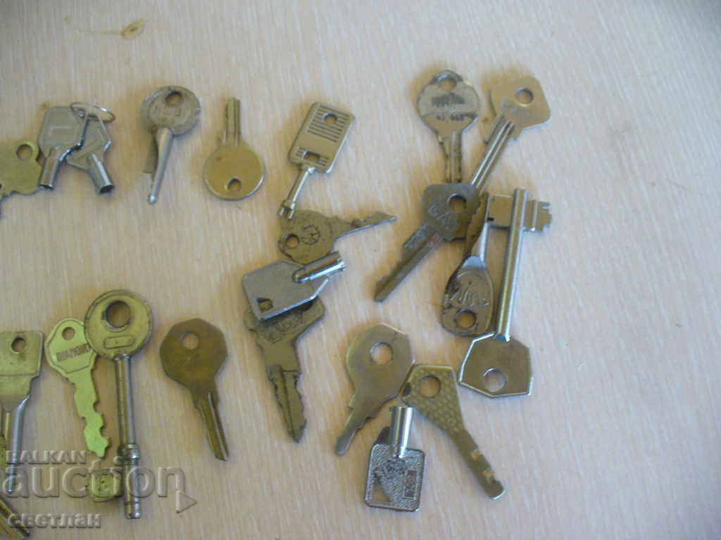 Auction LOT OF INTERESTING KEYS Auction LOT OF INTERESTING KEYS