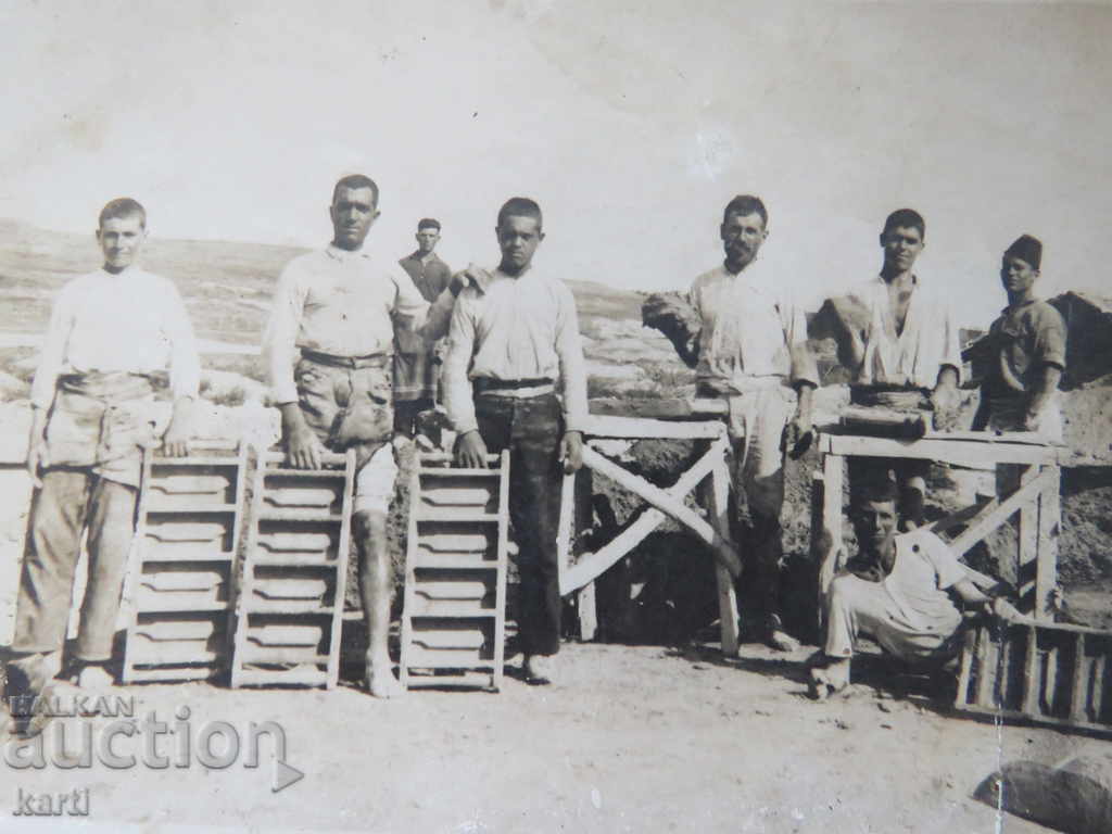 OLD PHOTO - MAKING BRICKS
