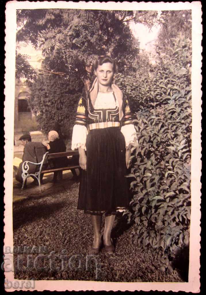 СТАРА СНИМКА-КРАСИВА БЪЛГАРКА В НАРОДНА НОСИЯ-ЕТНО с цена 10.00 лв. | € 5.11 СТАРА СНИМКА-КРАСИВА БЪЛГАРКА В НАРОДНА НОСИЯ-ЕТНО с цена 10.00 лв. | € 5.11