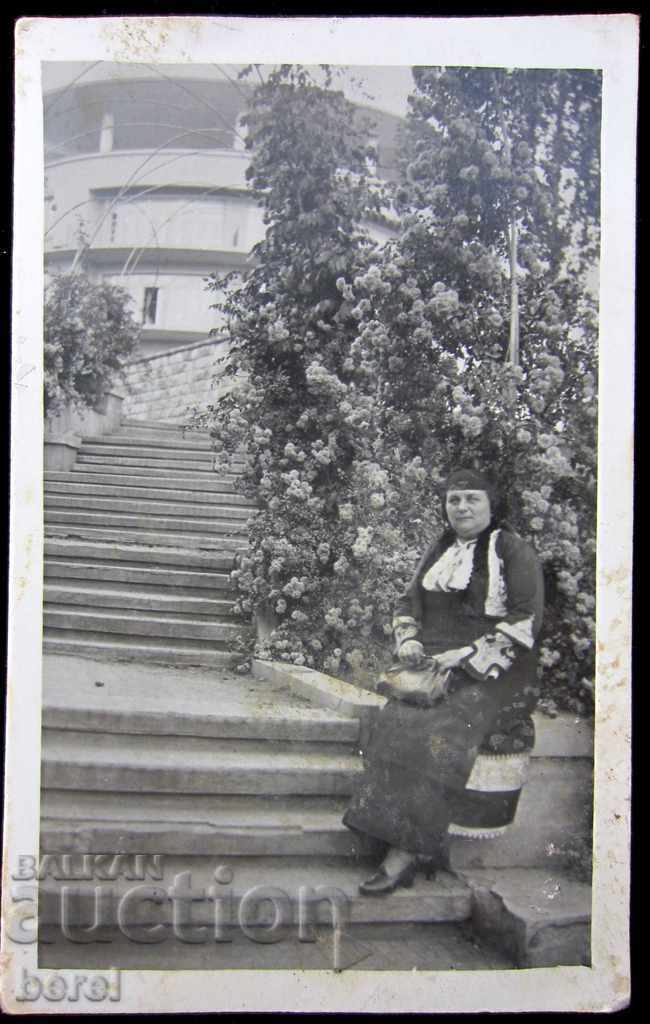 СТАРА СНИМКА-БЪЛГАРКА В АВТЕНТИЧНА НАРОДНА НОСИЯ-ЕТНО с цена 5.00 лв. | € 2.56 СТАРА СНИМКА-БЪЛГАРКА В АВТЕНТИЧНА НАРОДНА НОСИЯ-ЕТНО с цена 5.00 лв. | € 2.56