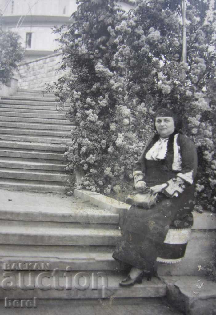 Доставка на СТАРА СНИМКА-БЪЛГАРКА В АВТЕНТИЧНА НАРОДНА НОСИЯ-ЕТНО Доставка на СТАРА СНИМКА-БЪЛГАРКА В АВТЕНТИЧНА НАРОДНА НОСИЯ-ЕТНО