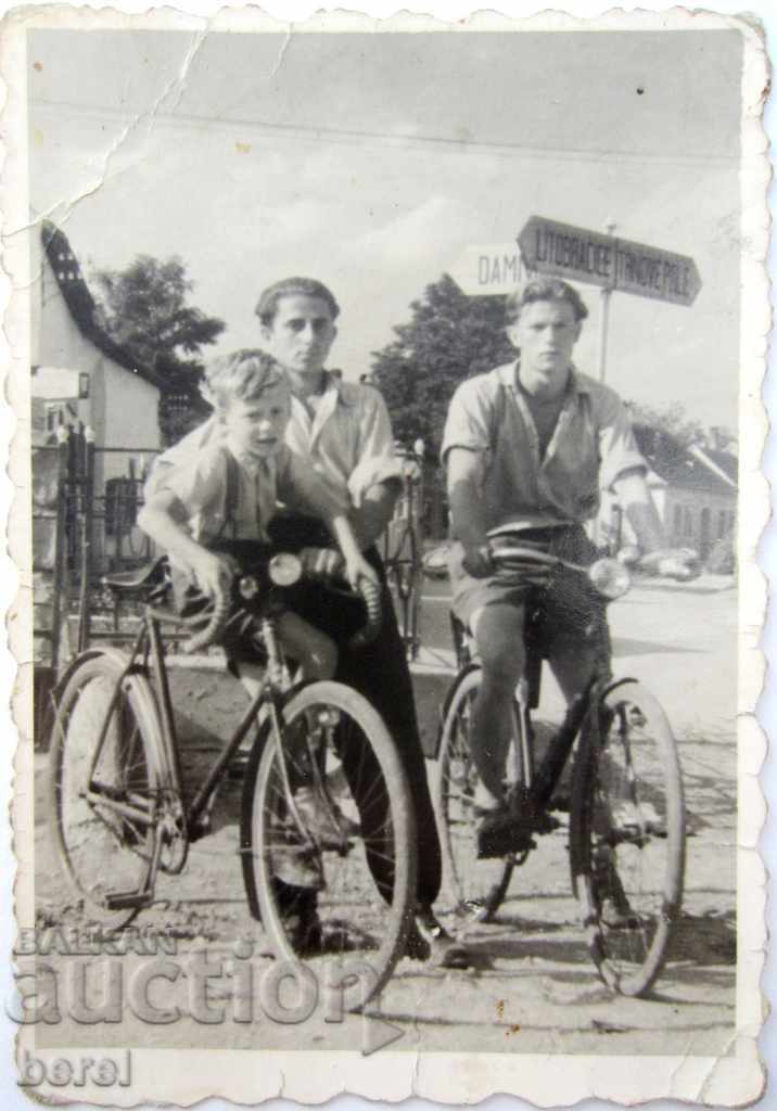 Auction OLD PHOTO-RETRO BIKES-BIKERS Auction OLD PHOTO-RETRO BIKES-BIKERS