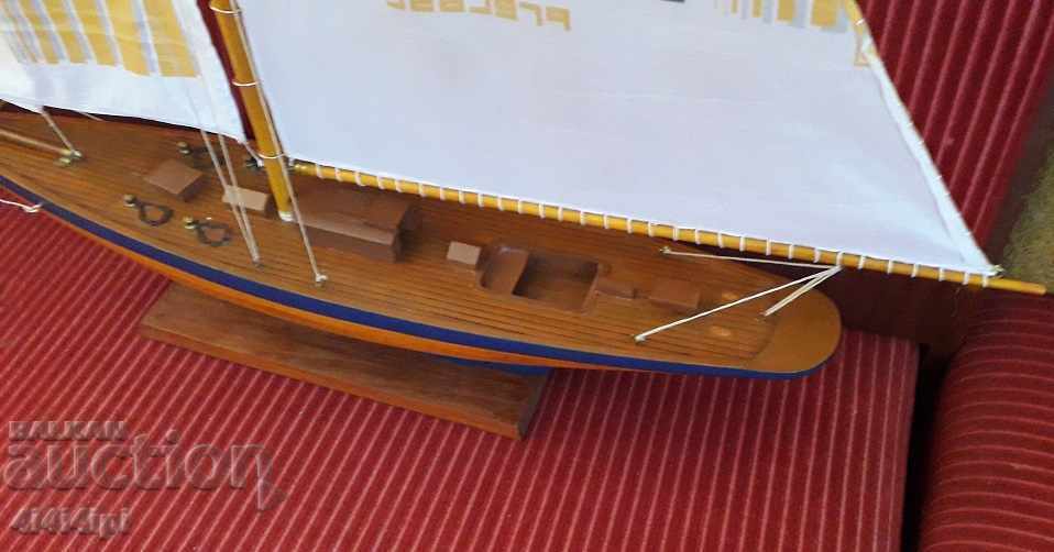 Licitație Model unic, mare de iaht Licitație Model unic, mare de iaht