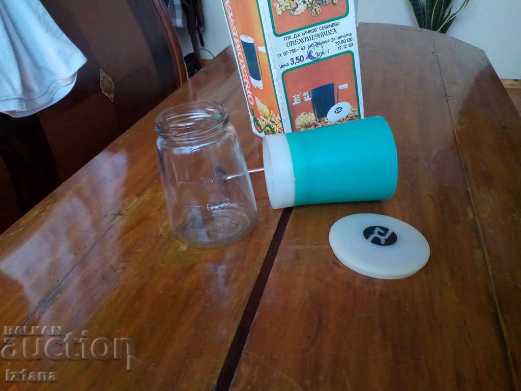 Delivery of Old Nut Grinder, Nut Mill Delivery of Old Nut Grinder, Nut Mill