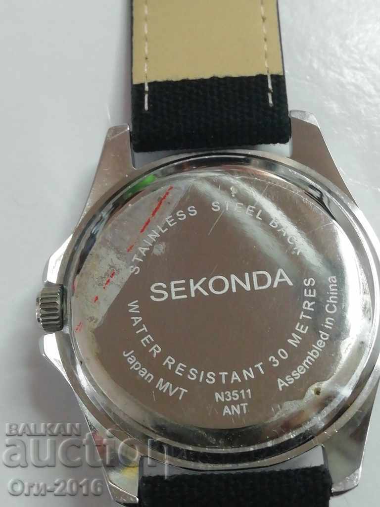Delivery of SEKONDA Retro watch