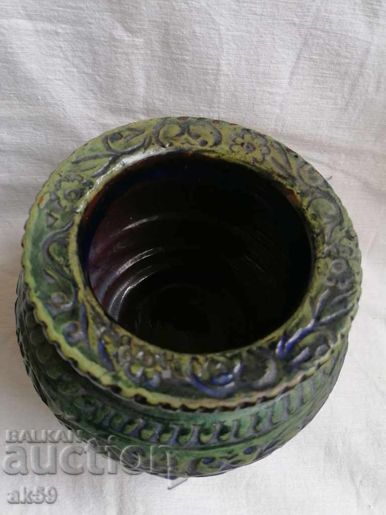 Auction Vase - Ceramics. Auction Vase - Ceramics.