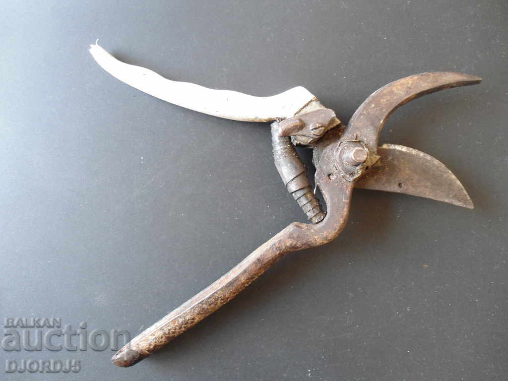 Old viticulture scissors with price 4.00 BGN | € 2.05 Old viticulture scissors with price 4.00 BGN | € 2.05
