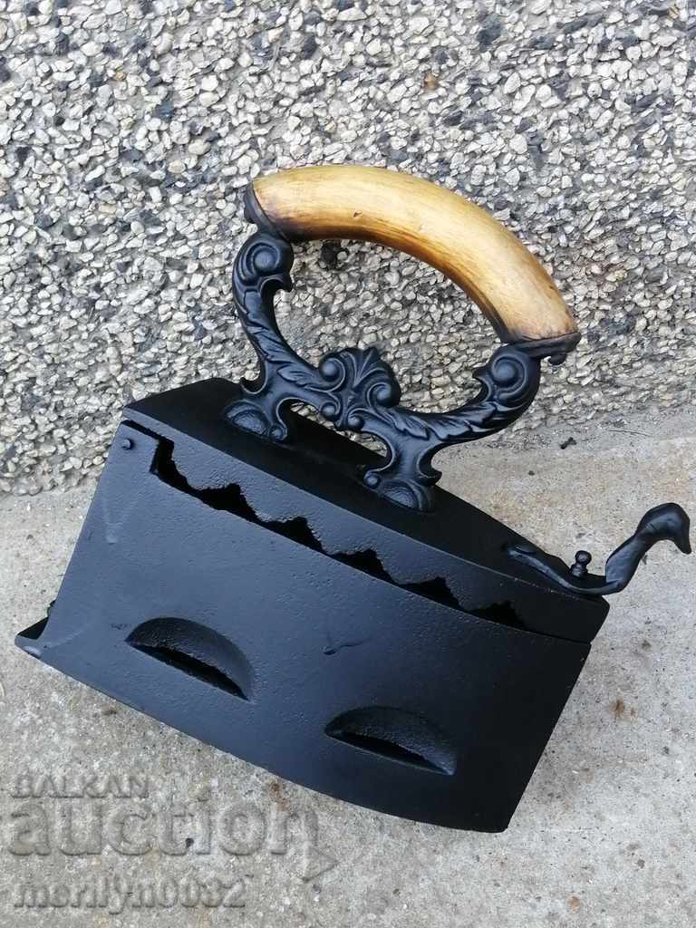 Παράδοση Παλιά σιδήρου στην πυρκαγιά Παράδοση Παλιά σιδήρου στην πυρκαγιά