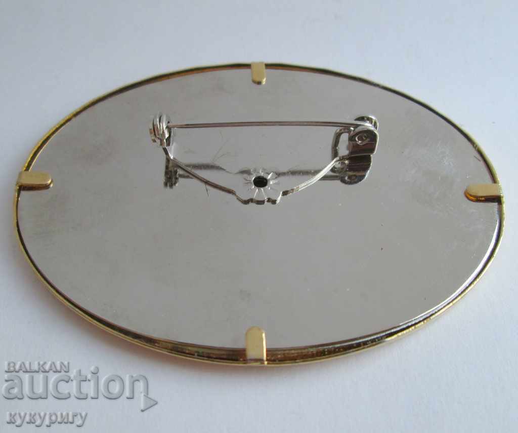 Delivery of Old Art gilded lady's brooch with silk painted Delivery of Old Art gilded lady's brooch with silk painted