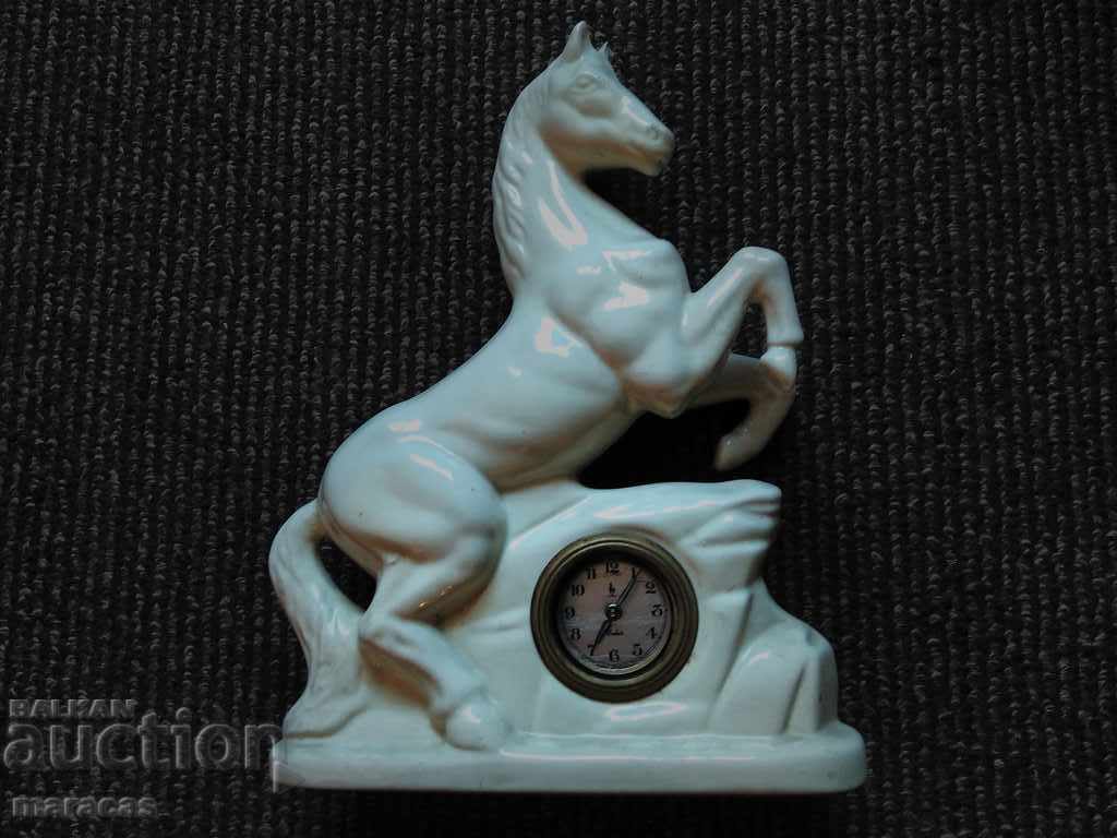 Πορσελάνινη φιγούρα με ενσωματωμένο ρολόι