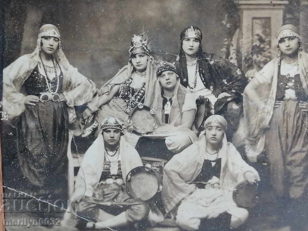 Auction Portrait of grandmother's ceilings picture picture frame of dancer Auction Portrait of grandmother's ceilings picture picture frame of dancer