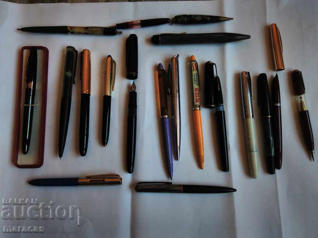 Old pens, pencils and pens
