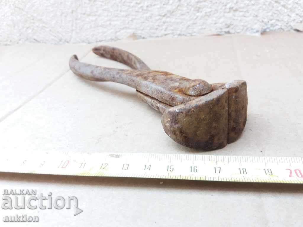 OLD MASSIVE BIG CARPEDEN, EXCELLENT with price 2.99 BGN | € 1.53 OLD MASSIVE BIG CARPEDEN, EXCELLENT with price 2.99 BGN | € 1.53