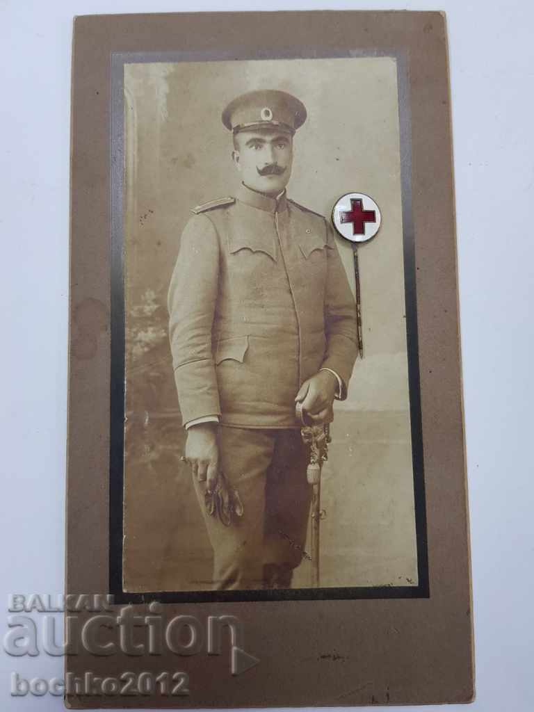 Βούλγαρος αξιωματικός βασιλικής φωτογραφίας με πινακίδα του Ερυθρού Σταυρού