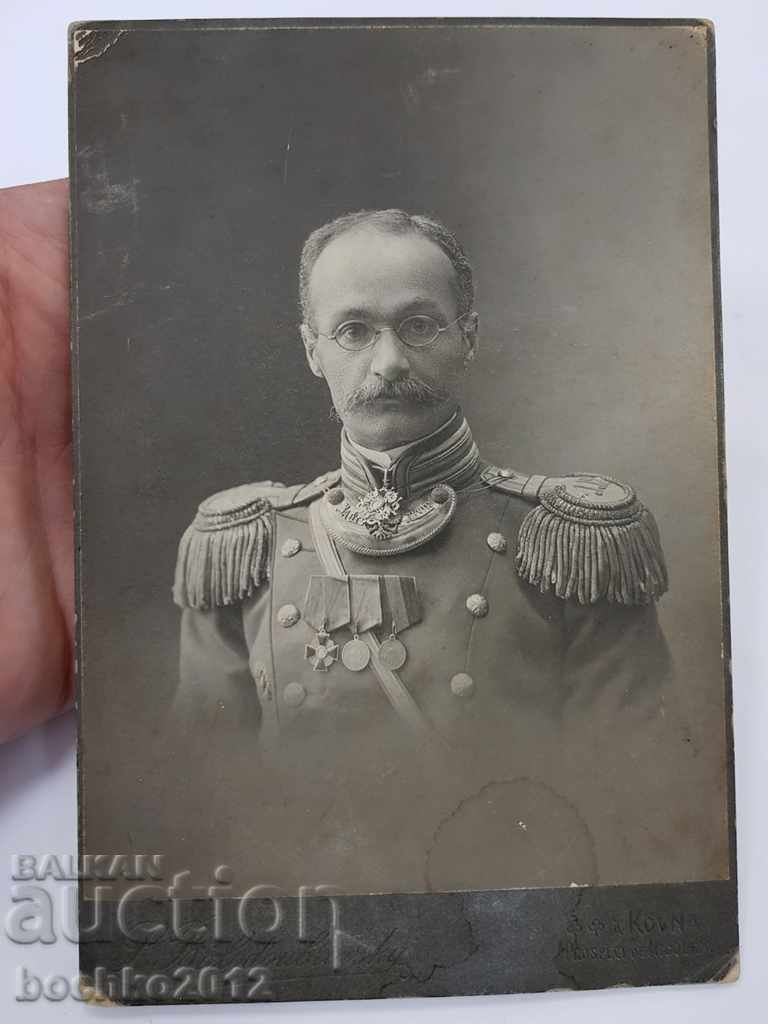 O fotografie militară țaristă rusă rară a unui ofițer superior cu ordine