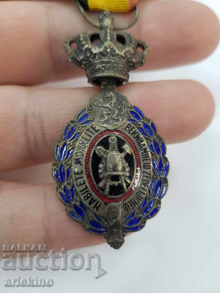 O frumoasă medalie belgiană de colecție cu coroană
