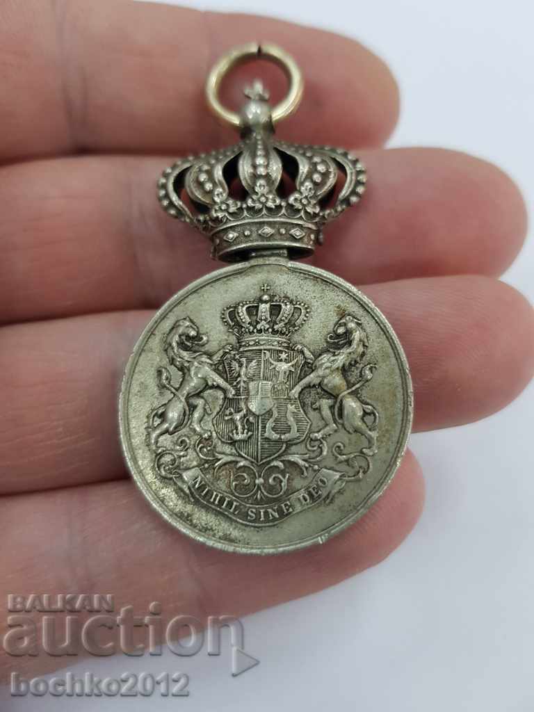 O rară medalie regală românească cu coroană