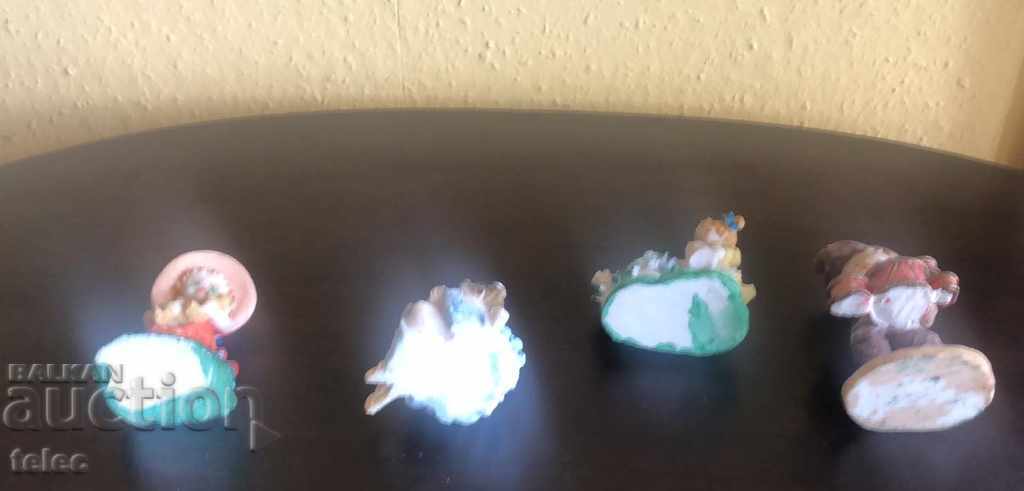 Delivery of 4 small figures Delivery of 4 small figures