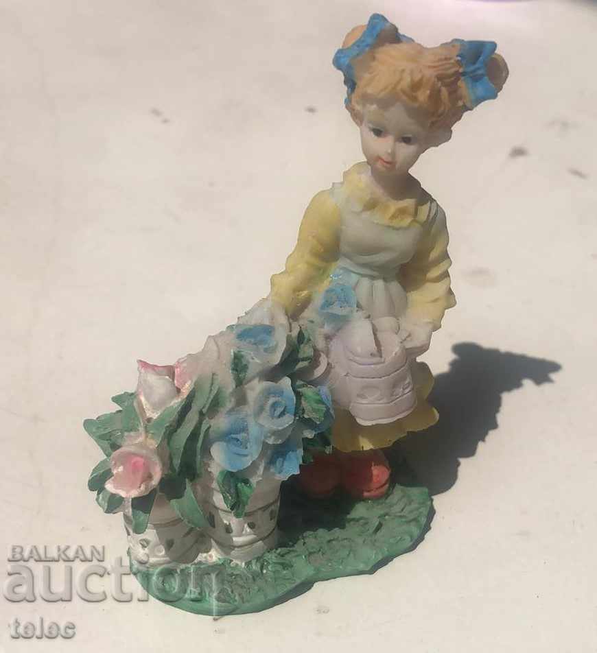 4 small figures - 7 4 small figures - 7