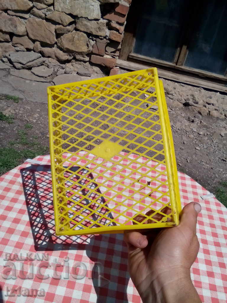 Old plastic basket - 6 Old plastic basket - 6