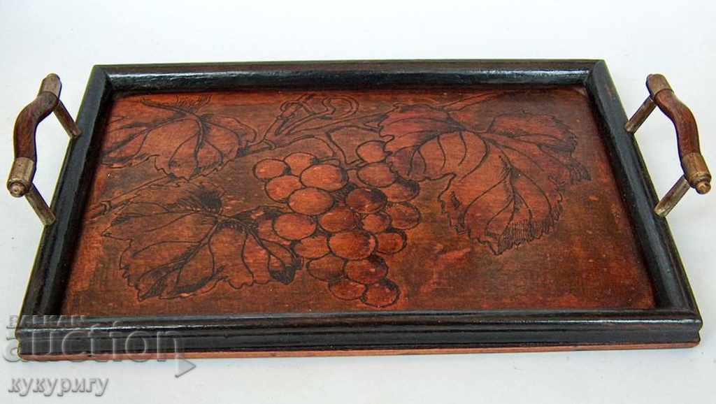 Όμορφος παλιός αναγεννησιακός μικρός ξύλινος δίσκος