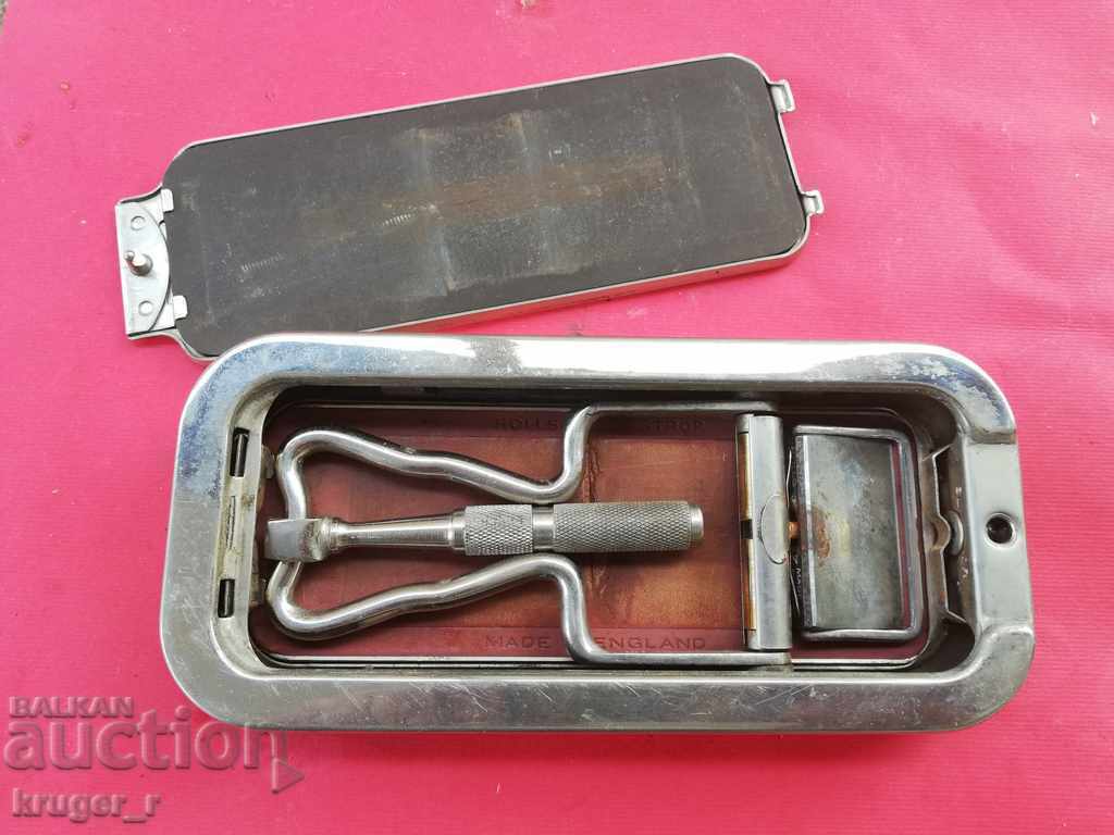 Brici englezesc antic cu preț 45.00 BGN | € 23.01 Brici englezesc antic cu preț 45.00 BGN | € 23.01