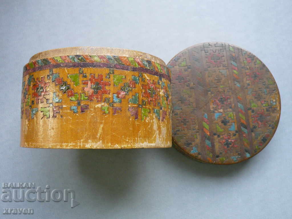 Δημοπρασία Στρογγυλό ξύλινο κουτί χαραγμένο από βασιλική εποχή Δημοπρασία Στρογγυλό ξύλινο κουτί χαραγμένο από βασιλική εποχή