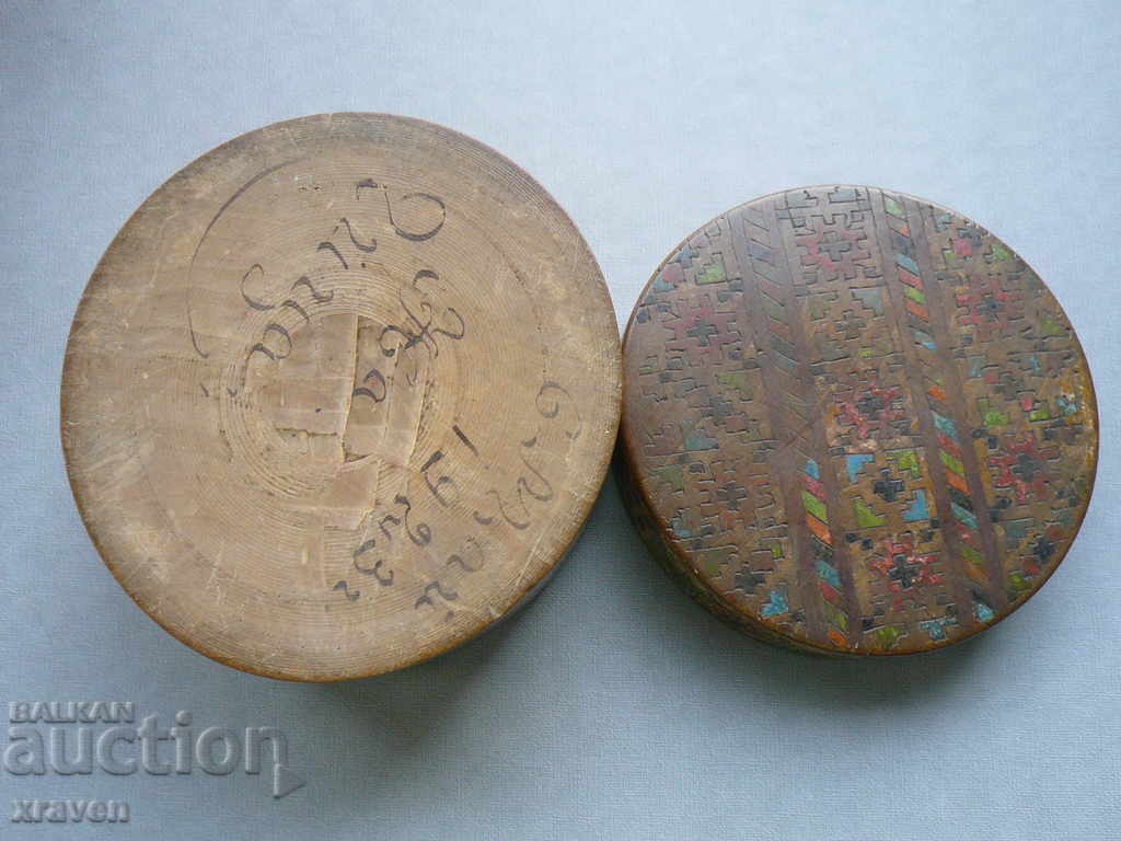 Παράδοση Στρογγυλό ξύλινο κουτί χαραγμένο από βασιλική εποχή Παράδοση Στρογγυλό ξύλινο κουτί χαραγμένο από βασιλική εποχή