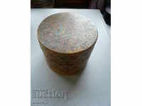 Round wooden box engraved by royal time