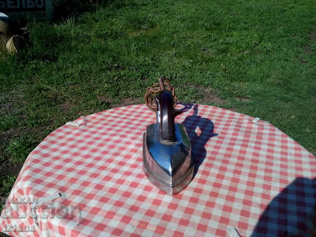 Old electric iron with price 15.00 BGN | € 7.67 Old electric iron with price 15.00 BGN | € 7.67