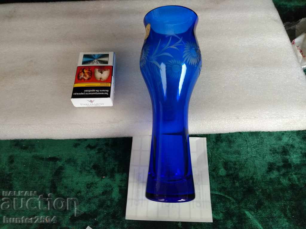 Auction Vase, Magnificent blue, hand engraved Auction Vase, Magnificent blue, hand engraved