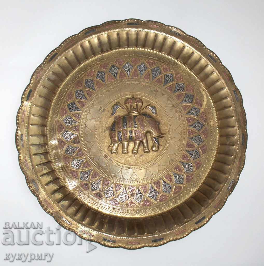 Стара кована с мед и сребро голяма чиния за стена със слон