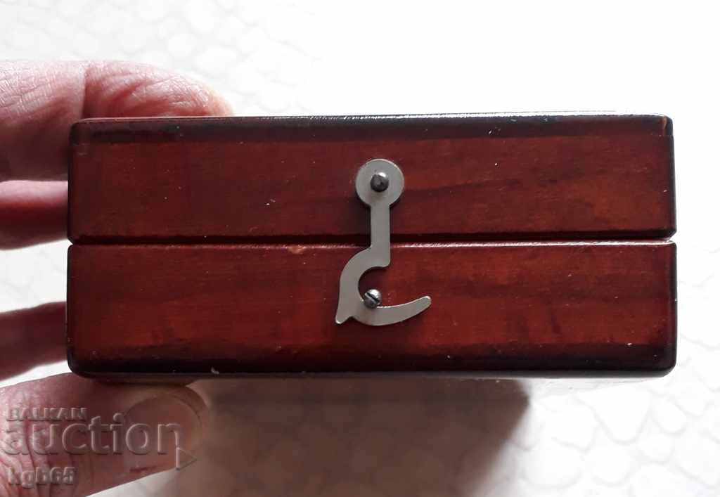 Auction Old excellent wooden box. Auction Old excellent wooden box.