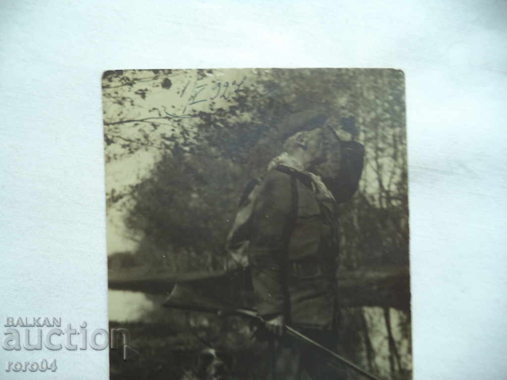 AUDIENCE WITH A DOG AND PAIRS - 1927 - 6 AUDIENCE WITH A DOG AND PAIRS - 1927 - 6