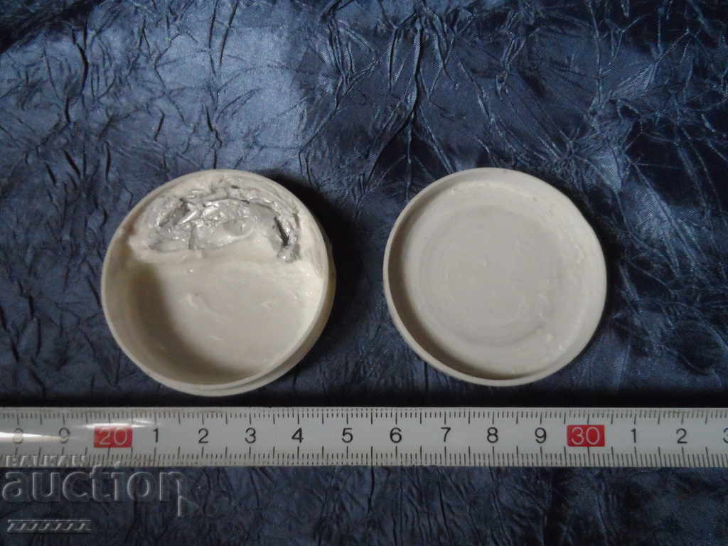 Auction plastic cream container Auction plastic cream container