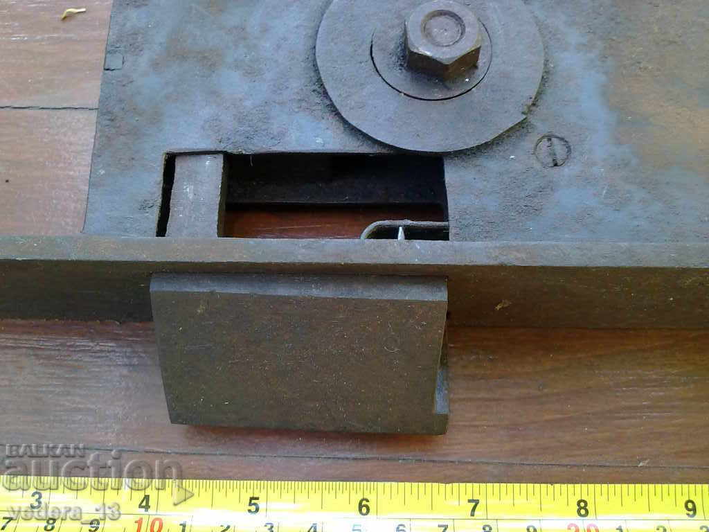 Παράδοση τεράστια παλιά κλειδαριά