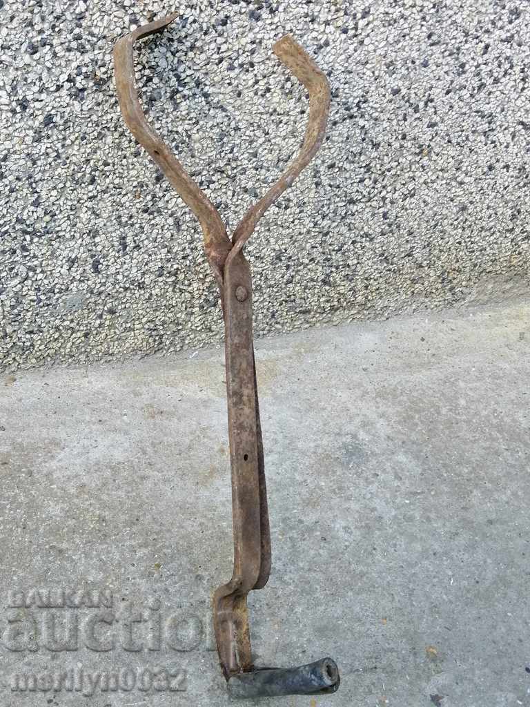 Old pliers for carrying wrought iron logs, tool with price 53.00 BGN | € 27.10 Old pliers for carrying wrought iron logs, tool with price 53.00 BGN | € 27.10